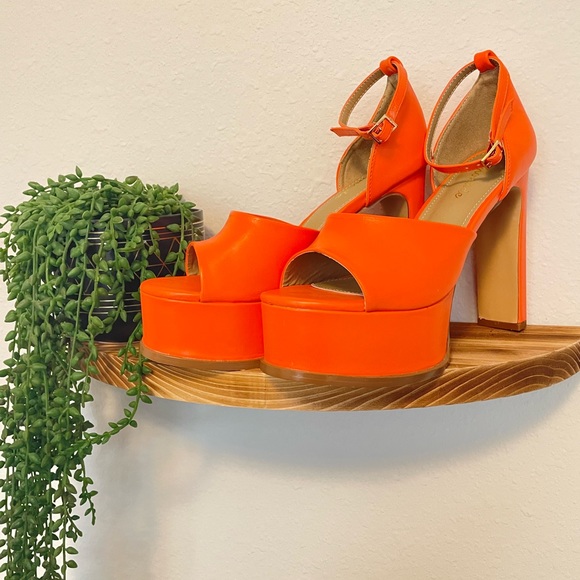 Orange platform heel. - Picture 1 of 4